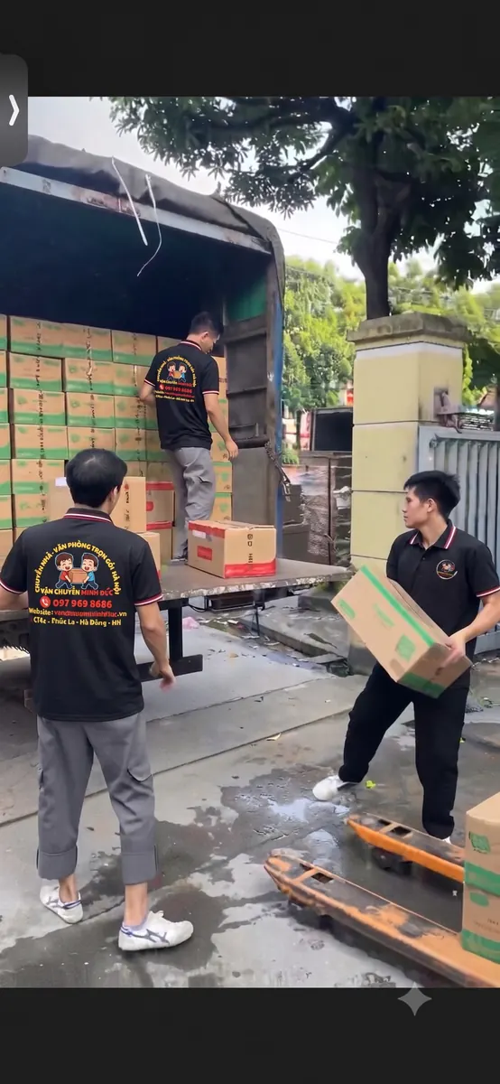 Nhân viên nâng đồ kho bãi lên xe tải